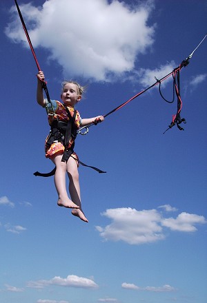 S auf dem Trampolin